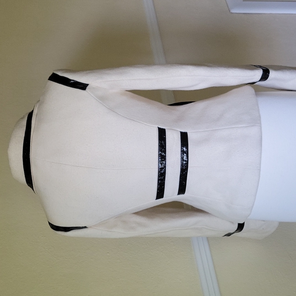 Bebe white jacket in a size - Picture 3 of 9